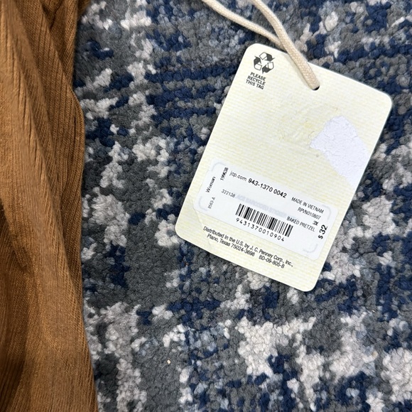 V neck top - Picture 2 of 4